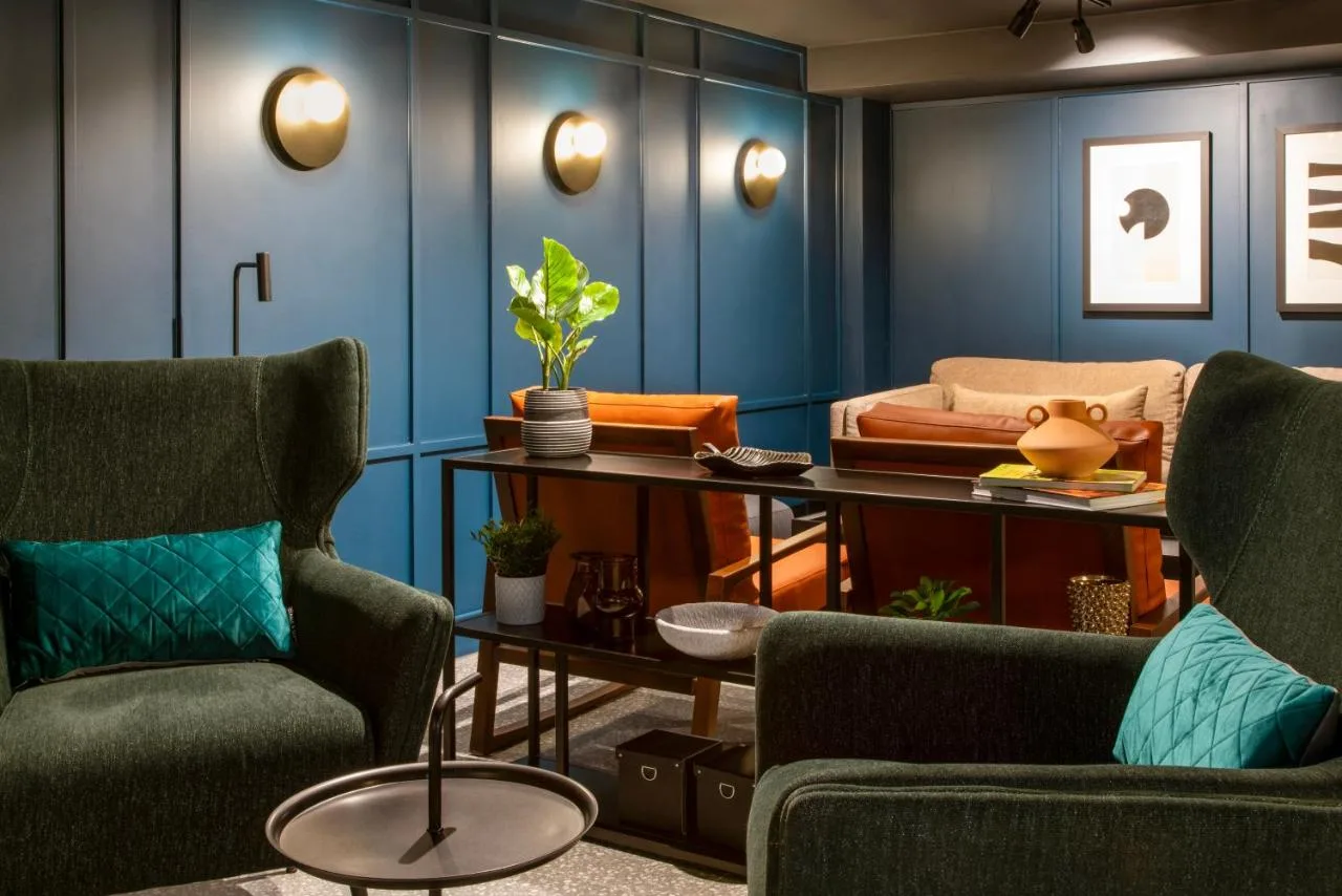 a living room with two chairs and a table at Aparthotel Birmingham in Birmingham